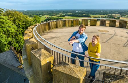 Zwei Personen stehen auf dem Turm der Burg Ravensberg im Erfolgskreis Gütersloh