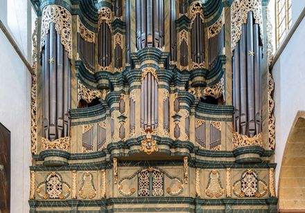 Prächtige barocke Orgel in einer Kirche, mit reich verzierten Pfeifen und detailreichen Schnitzereien.