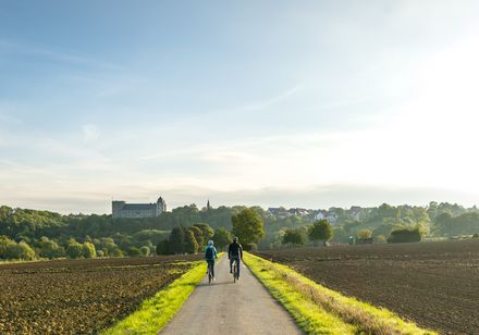 Radfahrer vor der Wewelsburg in Büren