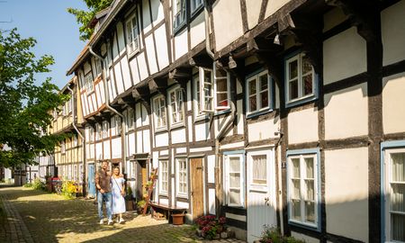Fachwerkhäuser in Detmold, Nordrhein-Westfalen, mit gepflegter Kopfsteinpflasterstraße und grünen Akzenten.