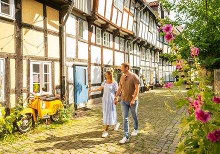 Paar schlendert durch die Adolfstraße in Detmold, links im Bild stehen Fachwerkhäuser