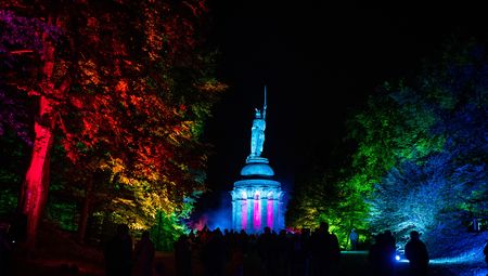 beleuchtetes Hermannsdenkmal bei Nacht - Hermann leuchtet Veranstaltung