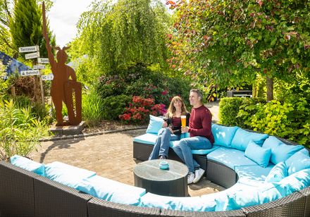 Zwei Personen sitzen auf der Terrasse des Landhaus Begatal in Dörentrup