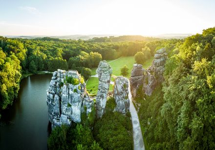 Luftaufnahme der Externsteine in der Dämmerung