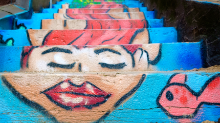 Eine Meerjungfrau mit roten Haaren und roten Lippen auf die einzelnen Stufen einer Treppe gemalt