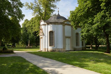 Johanneskapelle in Rietberg umgeben von üppigem Grün in einem Park bei Tageslicht; ruhige Atmosphäre.