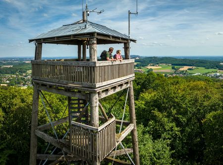 Zwei Wanderer schauen vom Luisenturm 