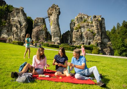Picknick bei den Externsteinen, im Hintegrund spielen zwei Kinder
