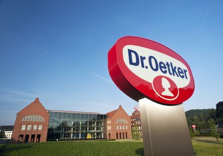 Dr. Oetker Welt in Bielefeld, Außenaufnahme mit Logo im Vordergrund