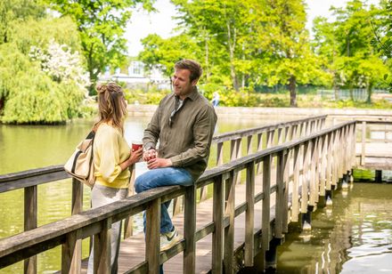 Zwei Personen auf einem Steg am Wasser im Steinmeisterpark Bünde