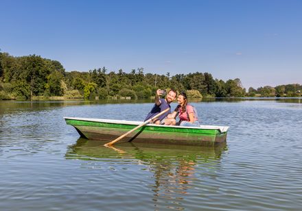Paar macht Selfie im Ruderboot auf dem Hücker Moor