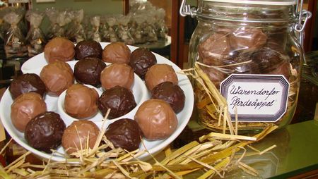 Ein Teller Warendorfer „Pferdeäppel“ und ein damit gefülltes Glas 