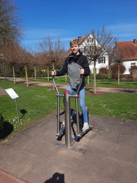 Junge auf Sportgerät im Garten der Generationen