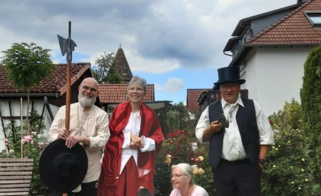 Gruppenbild zur Nachwächterführung, Personen mit Kostüm / historischen Requisiten