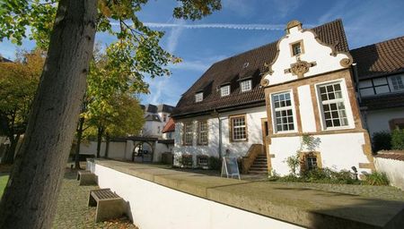 Außenansicht Kunstverein Bielefeld mit Baum links
