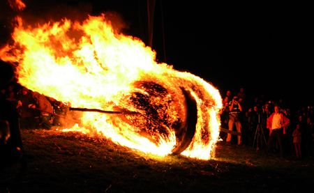 Ein brennendes Osterrad beim traditionellen jährlichen Osterräderlauf in Lügde