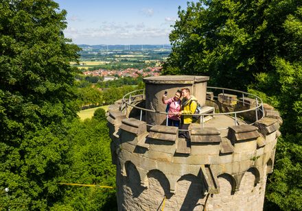 Zwei Personen blicken vom Holsterturm bei Nieheim