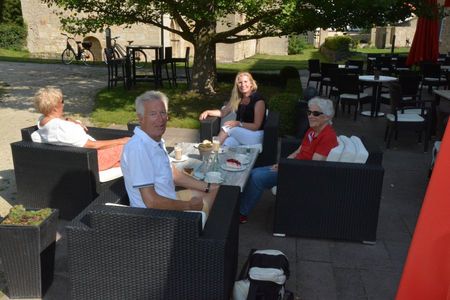 Café auf der Terasse im Schlossgarten Gehrden in Brakel