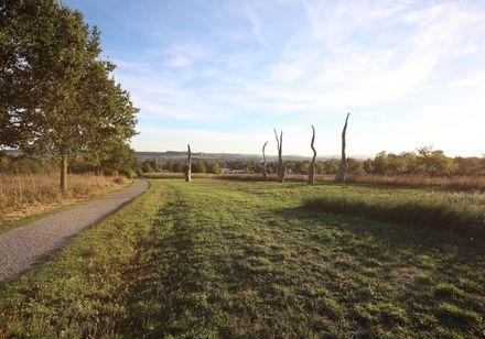 Staff Park Lemgo mit Wanderweg und kunstvollen Holzstämmen