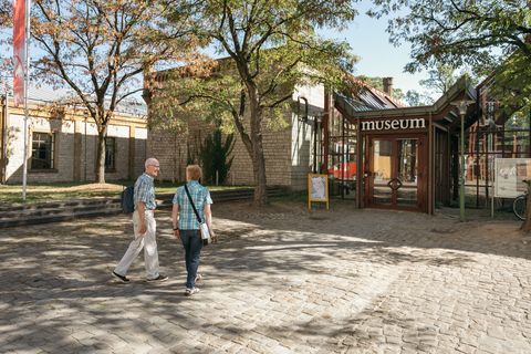 Paar vor dem historischen Museum in Bielefeld