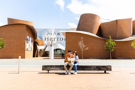 Personen auf einer Bank vor dem Marta in Herford