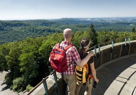 Paar beim (Panorama-) Blick vom Hermannsdenkmal. Foto: Teutoburger Wald Tourismus, Andreas Hub