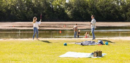 Personen spielen am Naturbadesee Mindenerwald