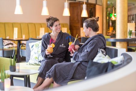 Zwei Frauen in der Saunagastronomie im ISHARA