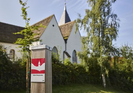 Wegweißer zur Taller Bergrunde, Wanderweg in Kalletal