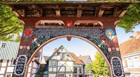 Historisches Fachwerk-Dorfportal von Schmallenberg, verziert mit Inschriften und Ornamenten.
