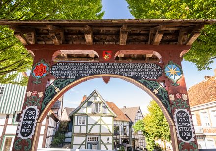 Historisches Fachwerk-Dorfportal von Schwalenberg, verziert mit Inschriften und Ornamenten.