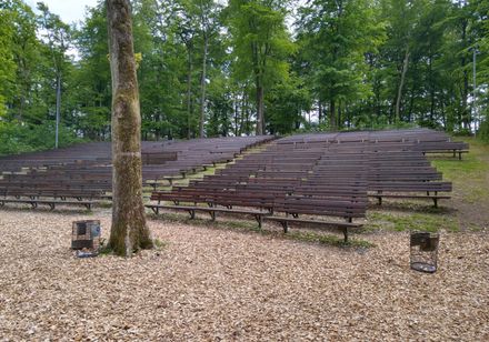 Waldbühne mit Sitzplätzen 