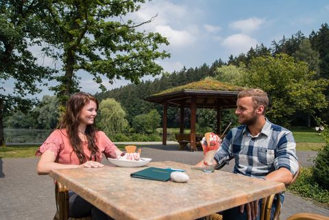 Pärchen isst Eisbecher beim Aatalhaus in Bad Wünnenberg
