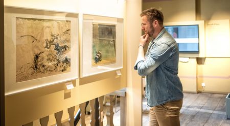 Mann schaut Bilder im Forum Jacob Pins an