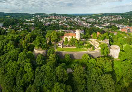 Sparrenburg Bielefeld inmitten grüner Bäume