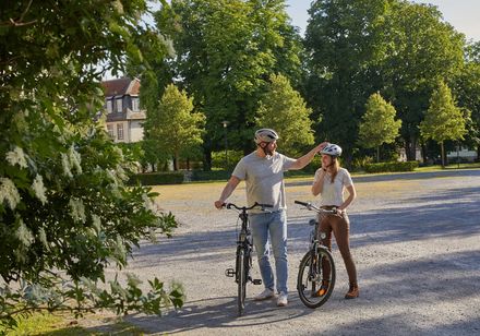 Radfahrer vor Burg Dreckburg