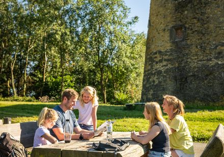 Familie picknickt vor der Kumsttonne in Oerlinghausen