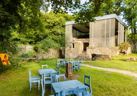 Stühle vor Burgruine Vlotho