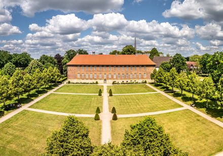 Ansicht Klostergarten Clarholz mit Himmel
