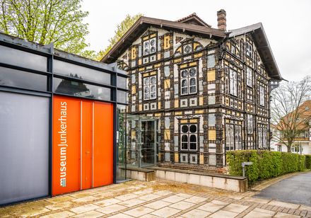 Das Bild zeigt das Junkerhaus in Lemgo, ein einzigartiges Fachwerkgebäude mit aufwendiger Holzornamentik.