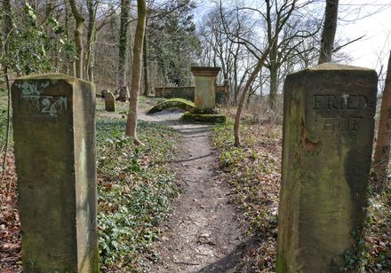zwei alte Stelen neben dem Weg