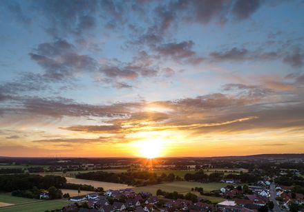 Sonnenuntergang über Dorfansicht - Luftaufnahme