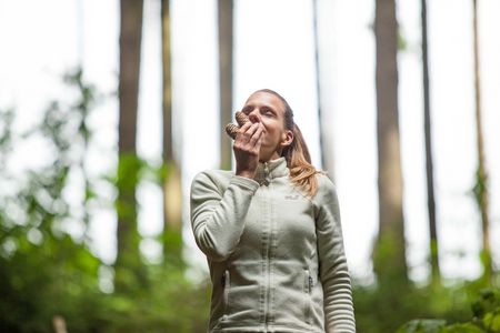Tief durchatmen bei einem Bad im Wald 