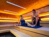 Zwei Personen in einer beleuchteten Sauna