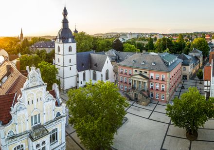 Panoramablick auf den Marktplatz in Detmold mit historischer Architektur und der evangelischen Kirche.
