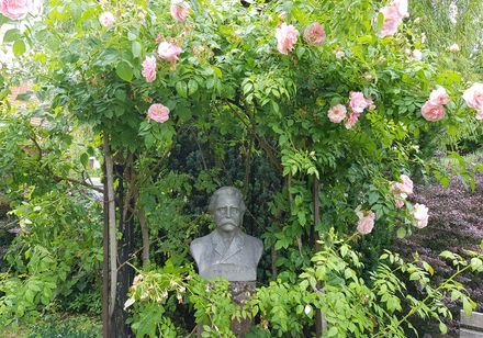 Blick auf eine Büste im Garten des Weber Museums in Alhausen