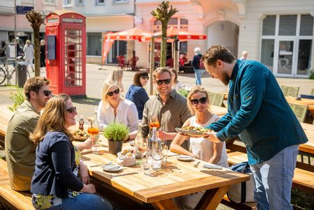 Gruppe bei einer Außengastronomie in Herford