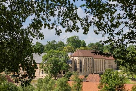 Außenansicht Kloster Dahlheim hinter den Bäumen