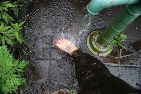 Mit der Wasserpumpe die Moorbeine waschen