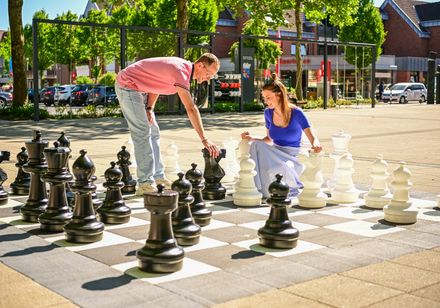 Paar spielt mit großem Schachspiel auf dem Paul-Crämer-Platz in Herzbrock-Clarholz